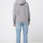 Vue arrière hoodie gris et jean clair