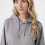 Femme blonde portant un sweat à capuche gris
