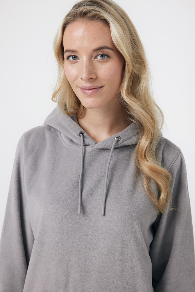 Femme blonde portant un sweat à capuche gris