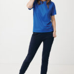 Femme en t-shirt bleu et pantalon marine