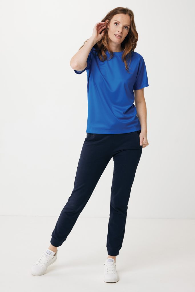 Femme en t-shirt bleu et pantalon marine