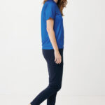 Femme en t-shirt bleu et baskets blanches