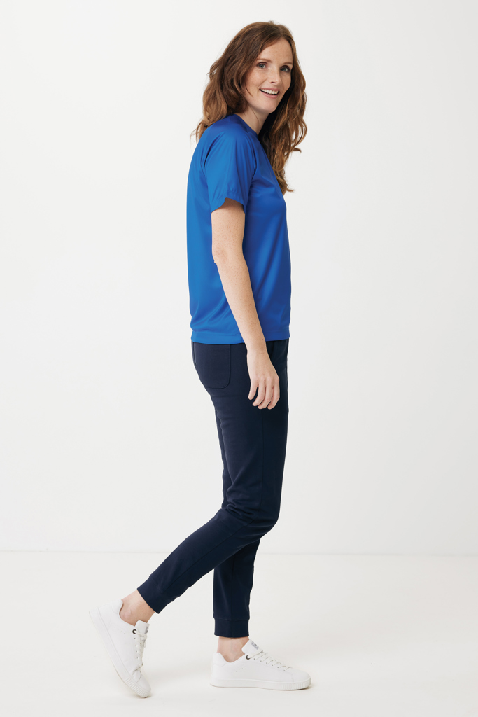 Femme en t-shirt bleu et baskets blanches