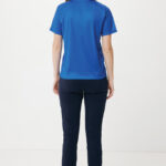Femme de dos en t-shirt bleu