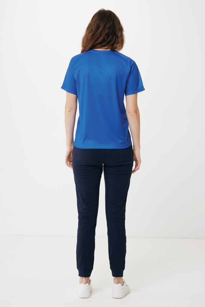 Femme de dos en t-shirt bleu