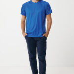 Homme en t-shirt bleu et pantalon marine
