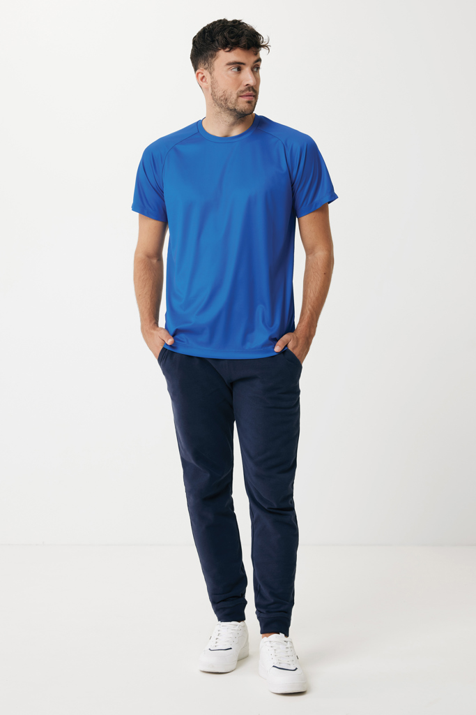 Homme en t-shirt bleu et pantalon marine