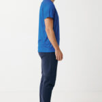 Homme debout de profil en tenue sportive