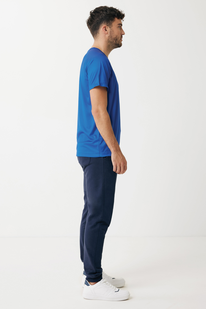 Homme debout de profil en tenue sportive