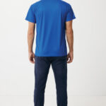 Homme de dos en t-shirt bleu et pantalon