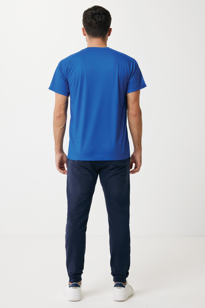 Homme de dos en t-shirt bleu et pantalon