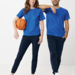 Deux sportifs en t-shirts bleus avec ballon