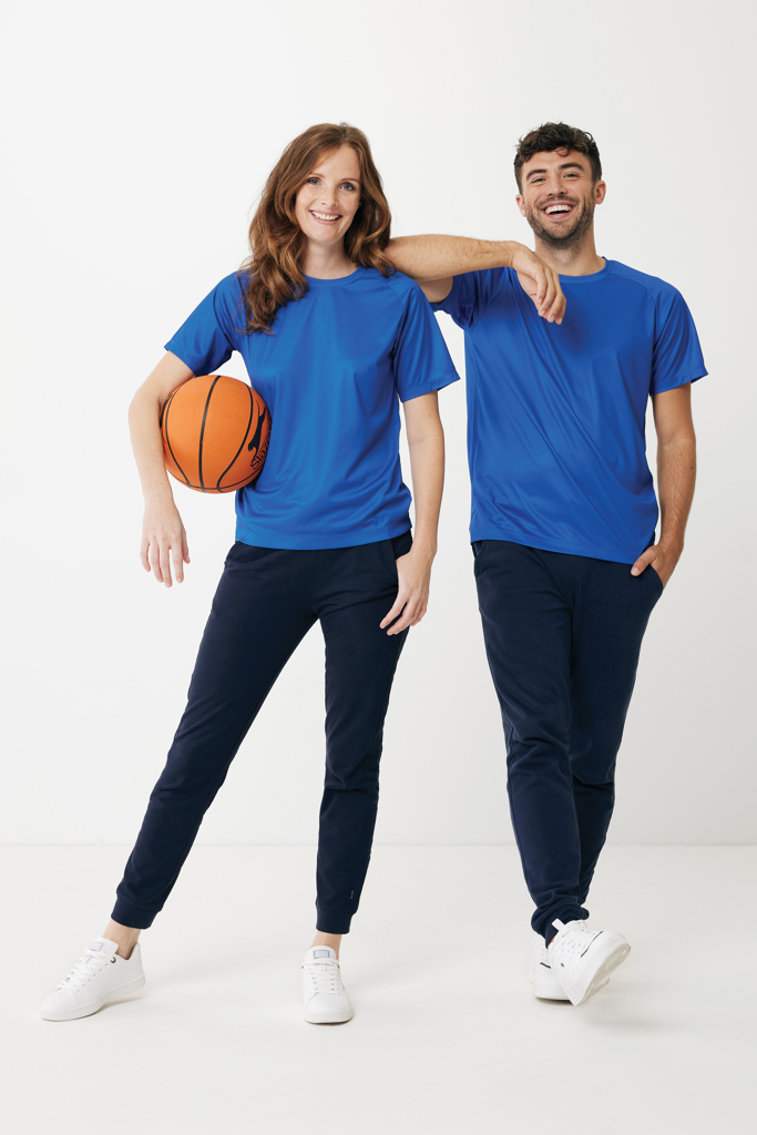 Deux sportifs en t-shirts bleus avec ballon