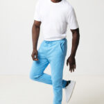 Homme souriant en t-shirt blanc et jogging bleu