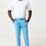 Homme en t-shirt blanc et jogging bleu