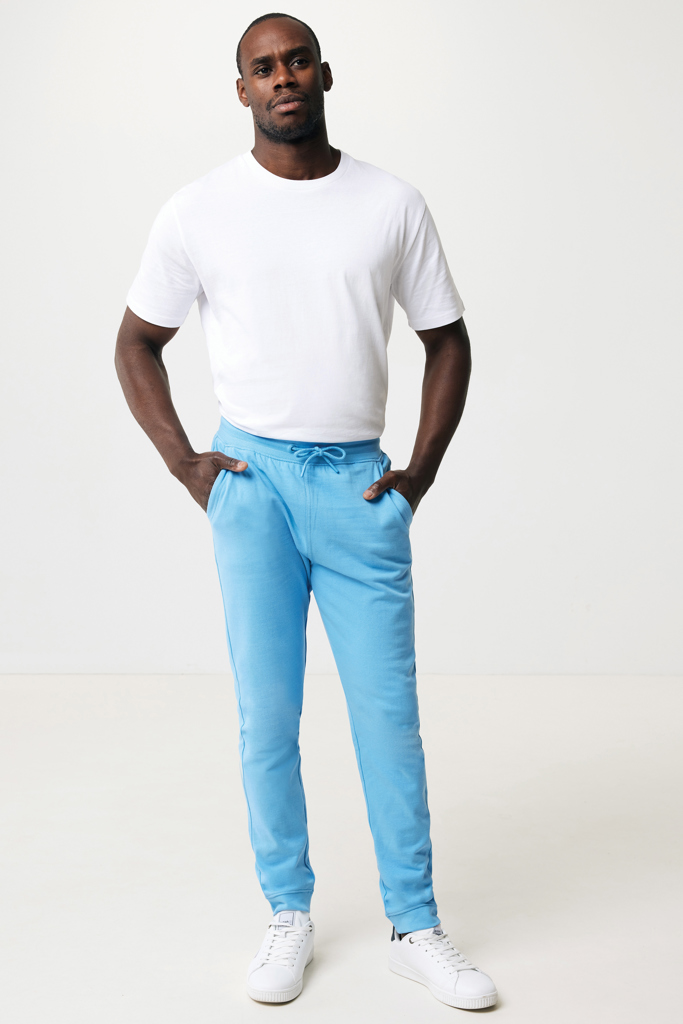 Homme en t-shirt blanc et jogging bleu