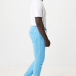 Homme en t-shirt blanc et pantalon bleu clair