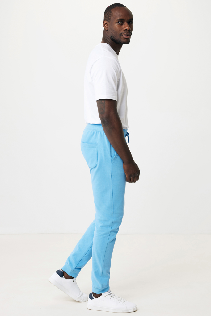 Homme en t-shirt blanc et pantalon bleu clair