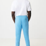 Homme de dos en jogging bleu clair