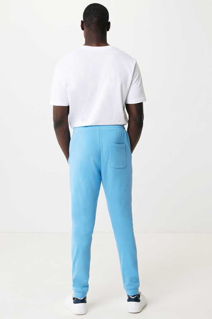 Homme de dos en jogging bleu clair