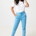 Femme en t-shirt blanc et jogging bleu clair