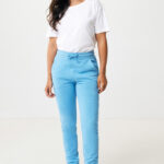 Femme en t-shirt blanc et jogging bleu