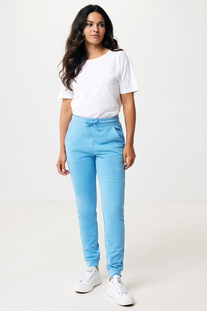 Femme en t-shirt blanc et jogging bleu