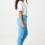 Femme en t-shirt blanc et pantalon bleu clair