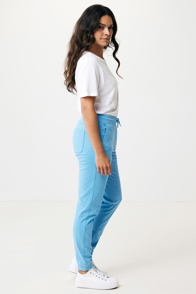 Femme en t-shirt blanc et pantalon bleu clair