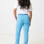 Femme en pantalon bleu vu de dos