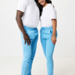 Couple souriant en tenue blanche et bleue