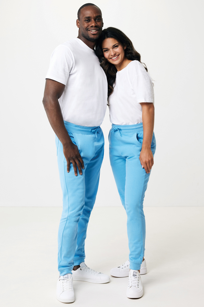 Couple souriant en tenue blanche et bleue