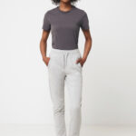 Femme en t-shirt gris et jogging clair