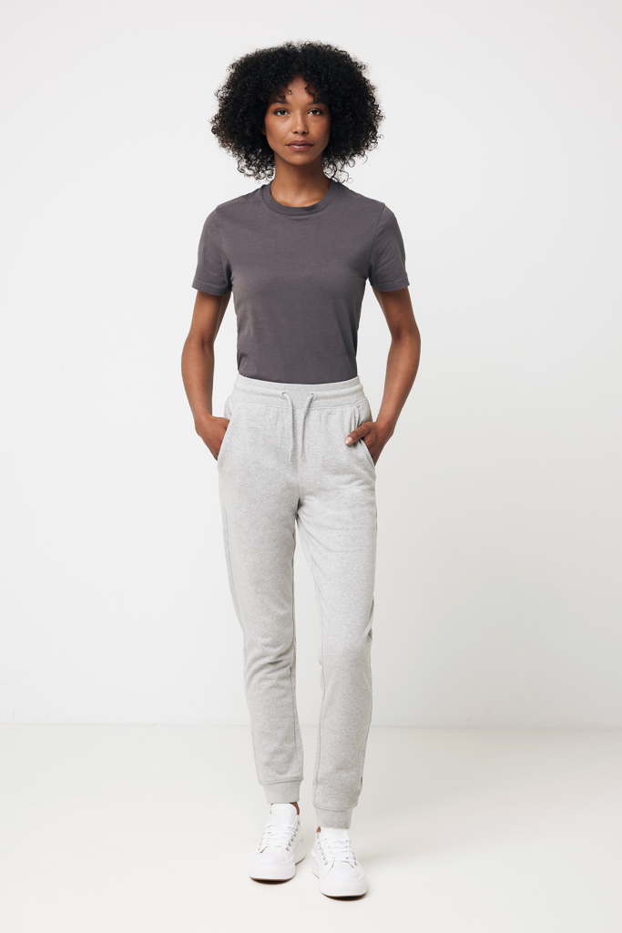 Femme en t-shirt gris et jogging clair