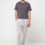 Homme en t-shirt gris et jogging clair