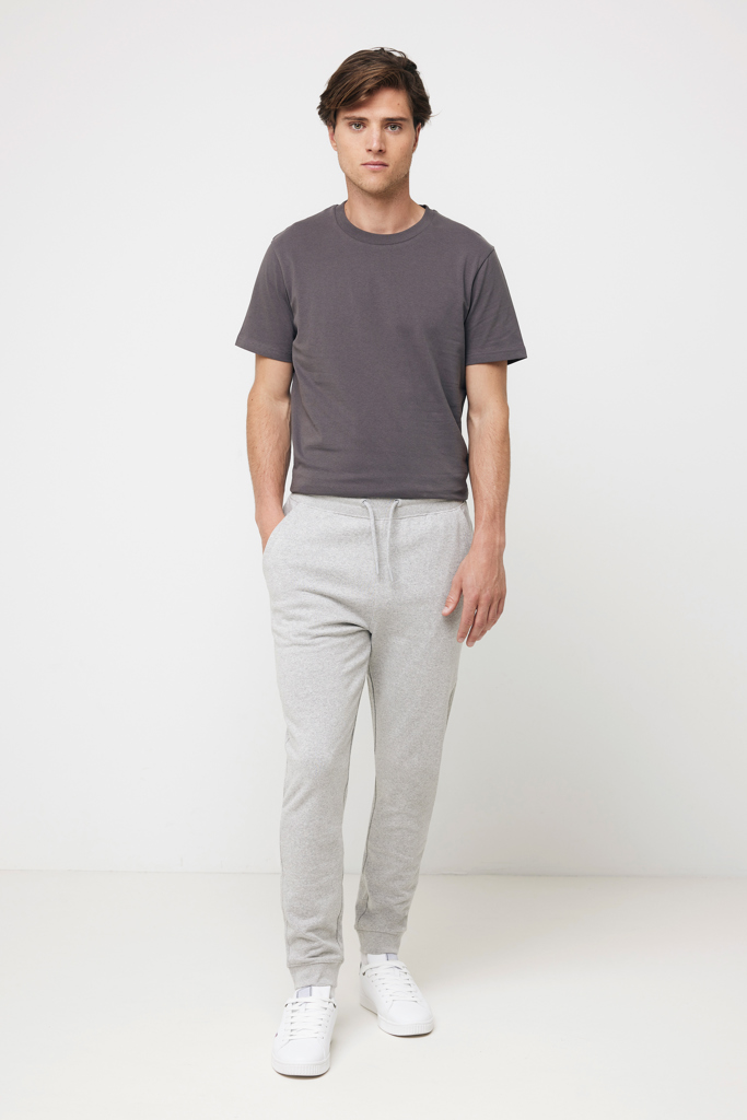 Homme en t-shirt gris et jogging clair