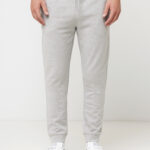Pantalon de jogging gris clair avec baskets blanches