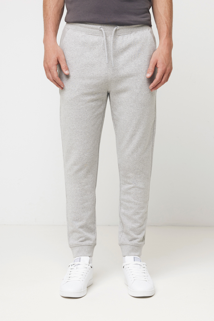 Pantalon de jogging gris clair avec baskets blanches