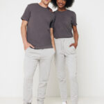 Couple en t-shirts gris et joggings clairs