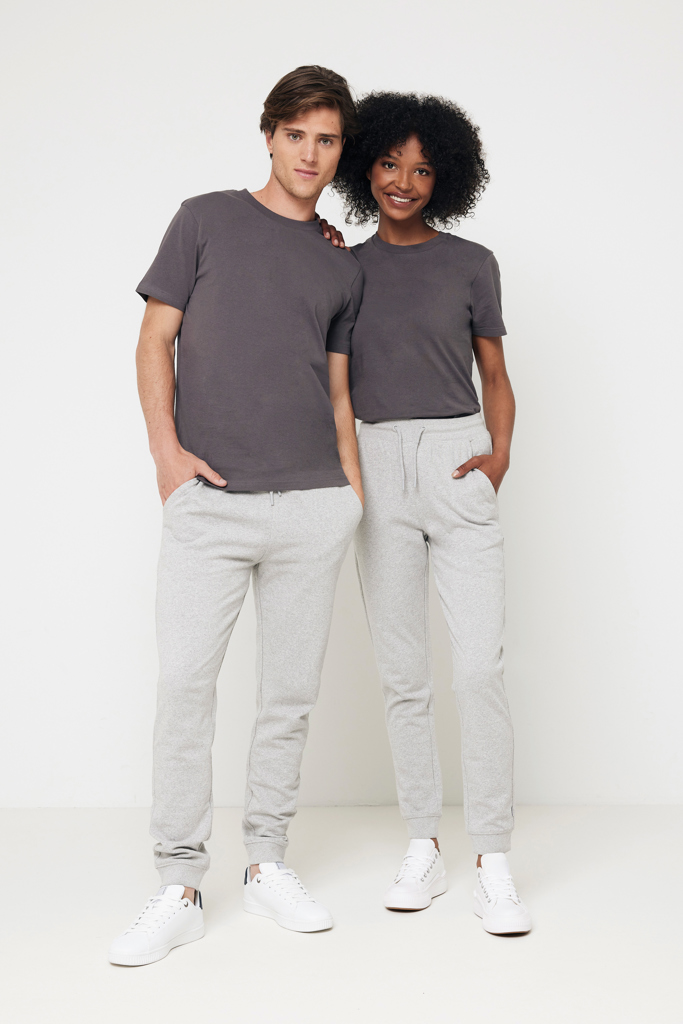 Couple en t-shirts gris et joggings clairs
