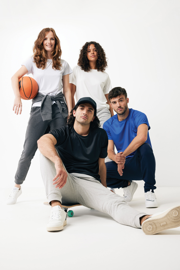 Quatre jeunes adultes en tenue sportive en studio