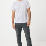 Homme en t-shirt gris et jogging foncé