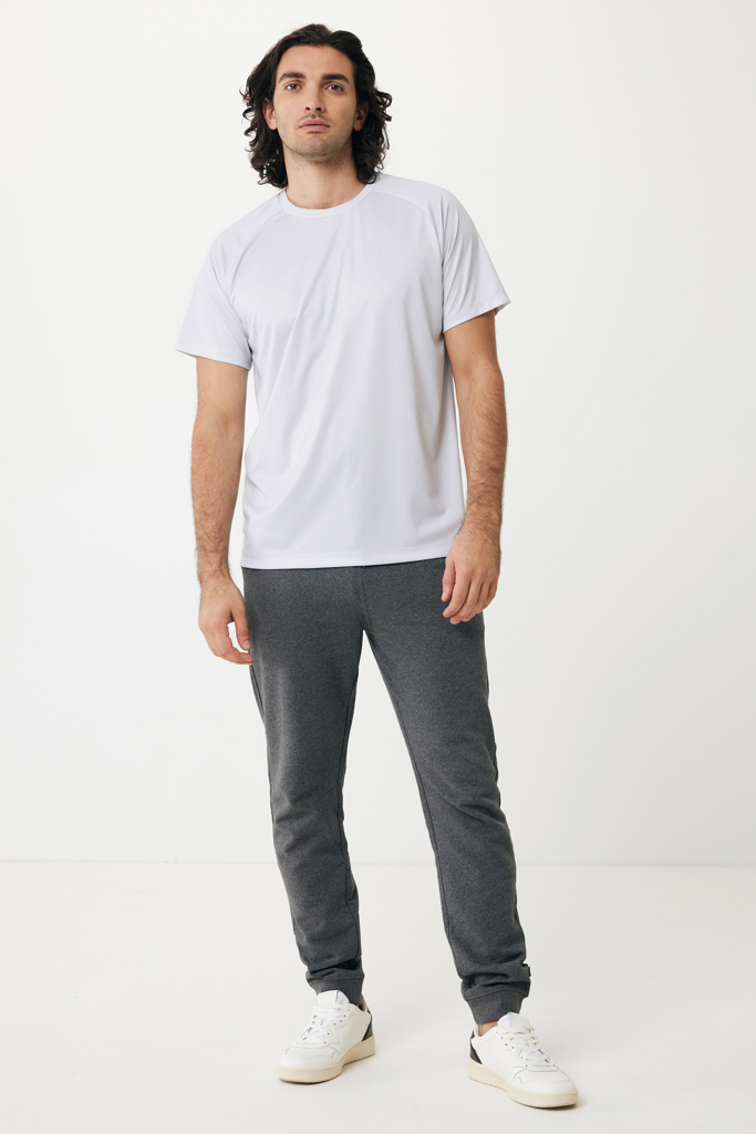 Homme en t-shirt gris et jogging foncé