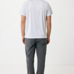 Homme de dos en t-shirt blanc et jogging gris