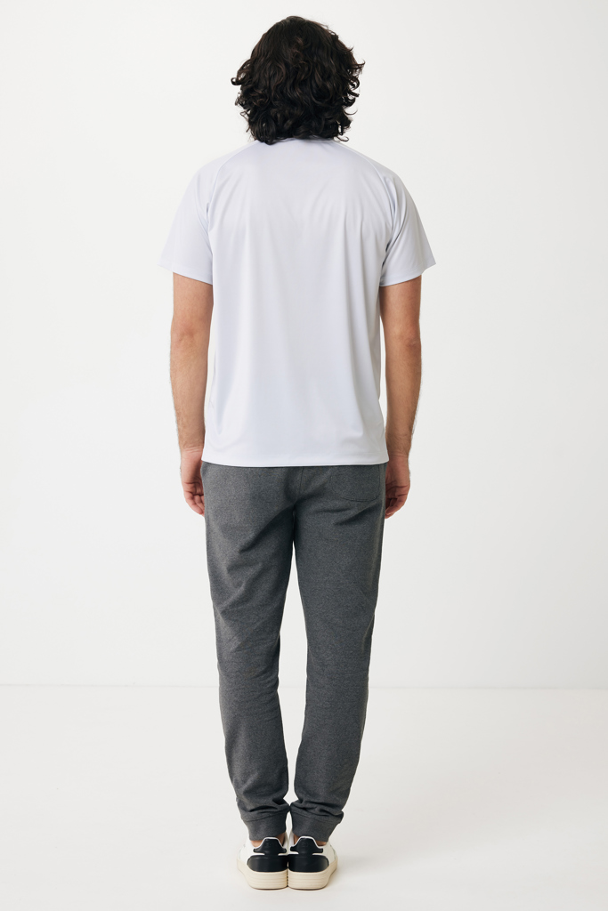 Homme de dos en t-shirt blanc et jogging gris