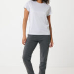 Femme en t-shirt gris et jogging foncé