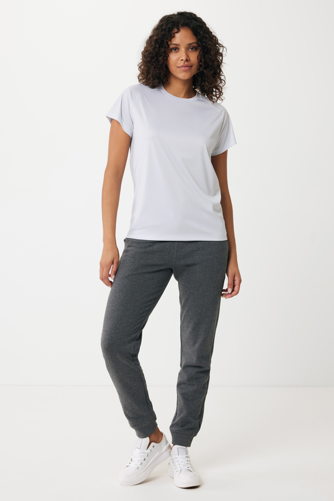 Femme en t-shirt gris et jogging foncé