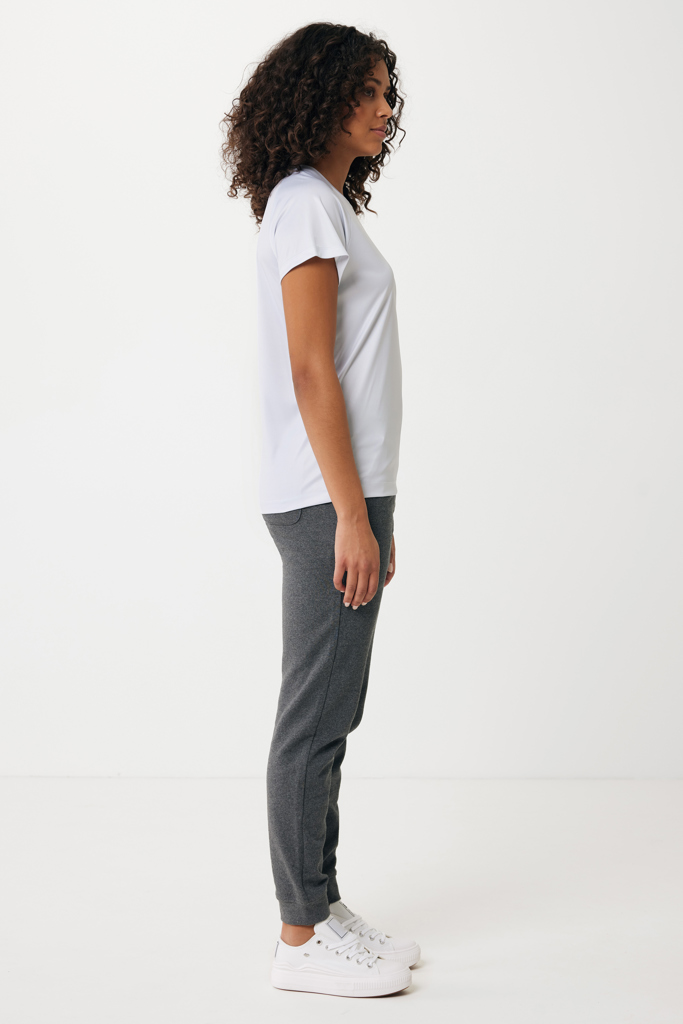 Femme en tenue décontractée vue de profil