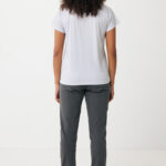 Femme de dos en t-shirt blanc