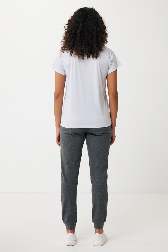 Femme de dos en t-shirt blanc